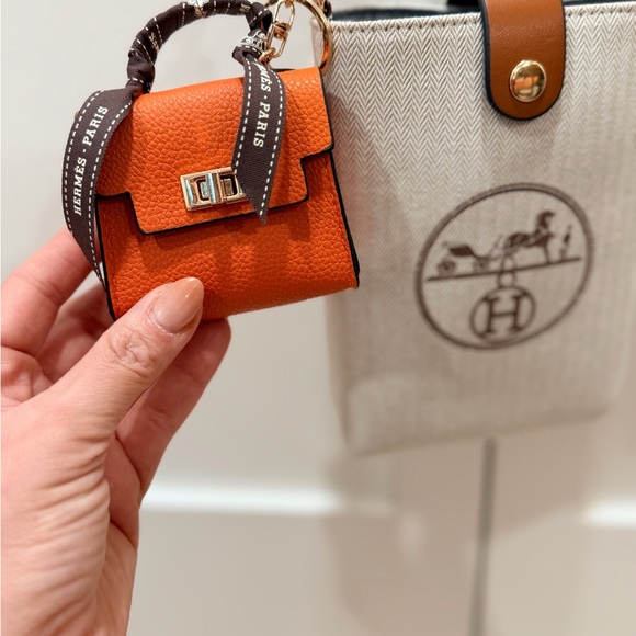 UPCYCLED HERMÈS DUST BAG
PHONE POUCH + air pod holder and gift bag - Picture 5 of 14